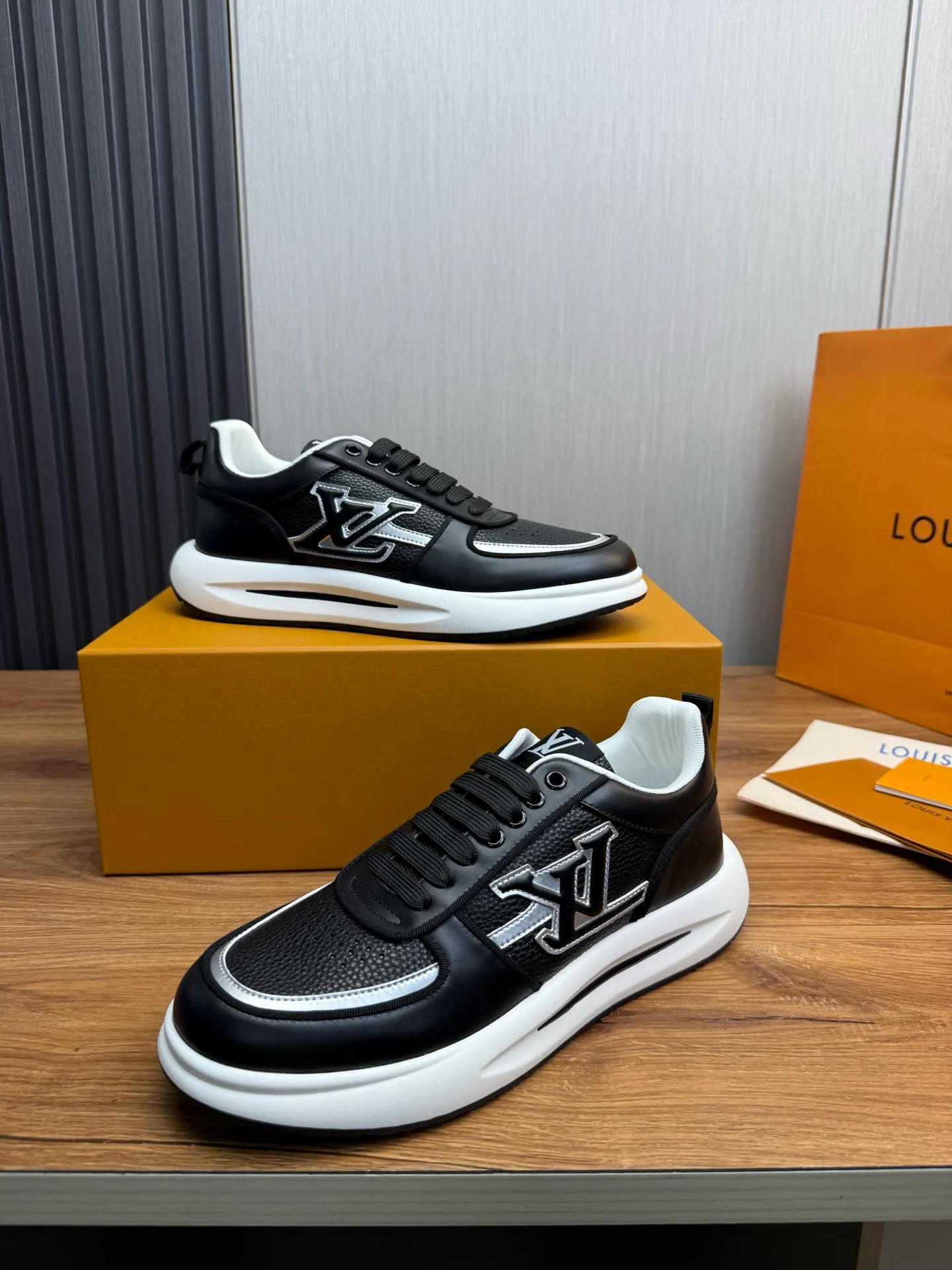 Men's shoes 💰820💰 Lv. Top purchasing agent 🇮🇹 Louis Vuitton, sports shoes counter synchronization, uppers imported from Italy, high-quality splicing and complex handicrafts, imported mesh pads are soft and comfortable, soles: original factory special soles, TPU exclusive movable molded soles super comfortable, original factory single goods, 🔍🔍high quality, you can enter and exit the counter at will, welcome to compare, code number 38-44 (Customized 38.45)